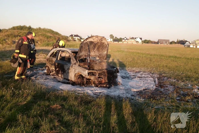 Auto midden in het veld verwoest vanwege brand