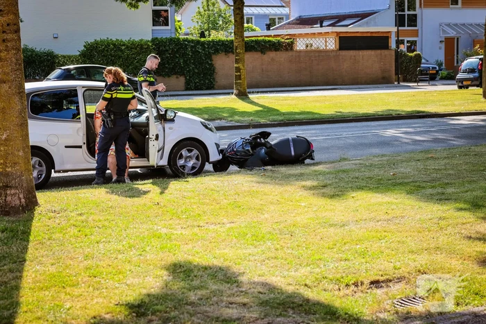 Scooter aangereden op rotonde in Nieuwland