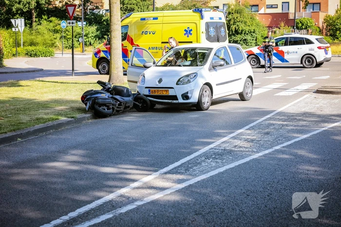 Scooter aangereden op rotonde in Nieuwland