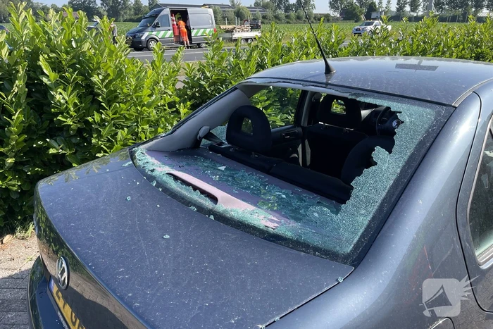 Auto flink beschadigd bij aanrijding met vrachtwagen