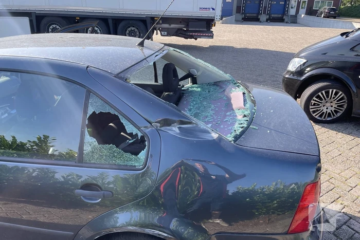 Auto flink beschadigd bij aanrijding met vrachtwagen