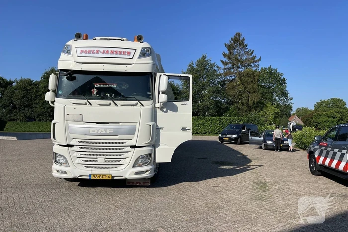Auto flink beschadigd bij aanrijding met vrachtwagen