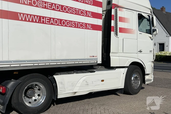Auto flink beschadigd bij aanrijding met vrachtwagen