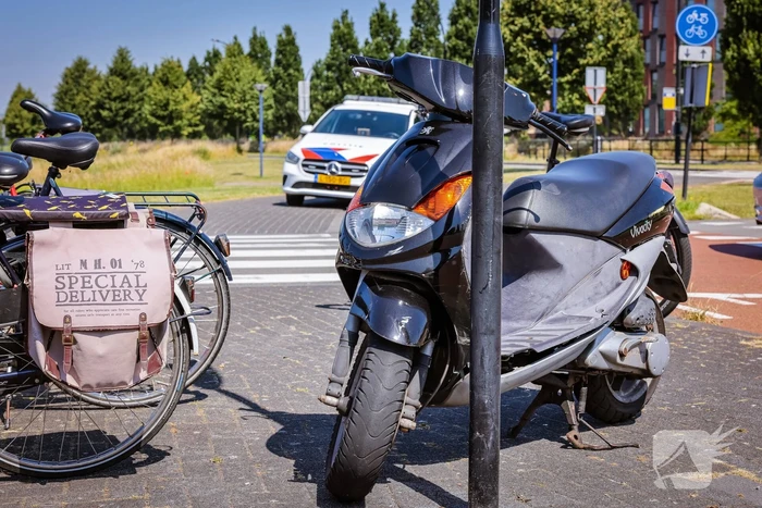 Scooter aangereden op drukke rotonde in Vathorst