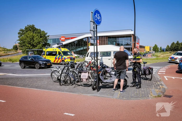 Scooter aangereden op drukke rotonde in Vathorst