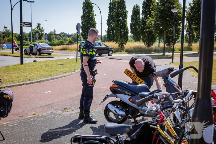 Scooter aangereden op drukke rotonde in Vathorst