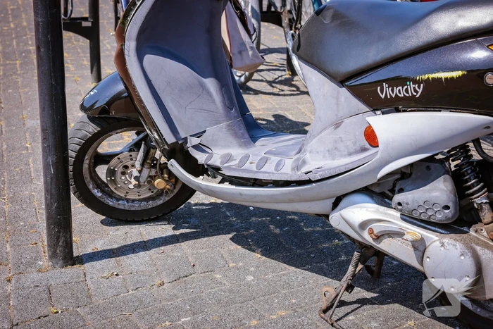 Scooter aangereden op drukke rotonde in Vathorst