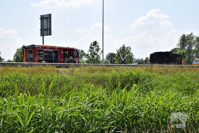 Veegwagen vlieg op snelweg in brand
