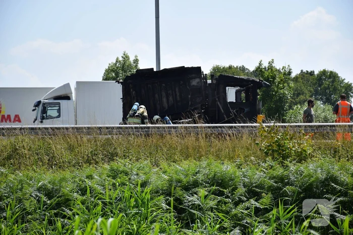 Veegwagen vlieg op snelweg in brand