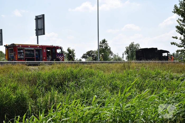Veegwagen vlieg op snelweg in brand