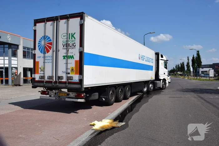 Vrachtwagen verliest liters diesel