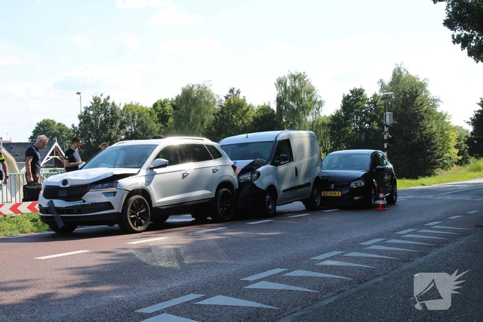 Vier voettuigen betrokken bij kettingbotsing