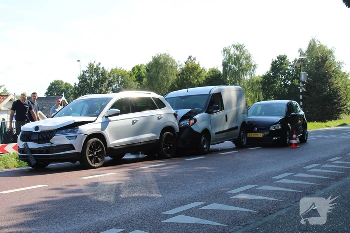 Vier voettuigen betrokken bij kettingbotsing