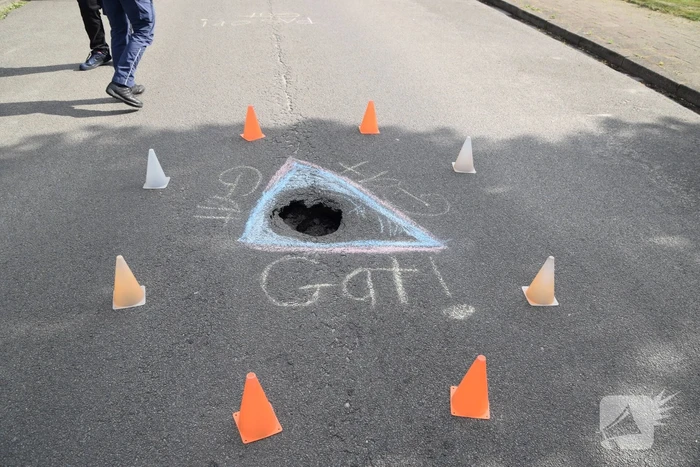 Kinderen waarschuwen voor sinkhole in wegdek