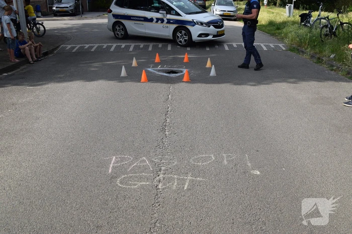 Kinderen waarschuwen voor sinkhole in wegdek