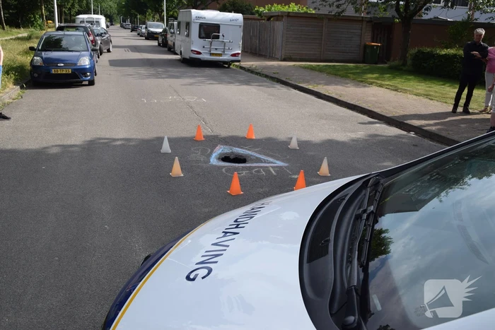 Kinderen waarschuwen voor sinkhole in wegdek