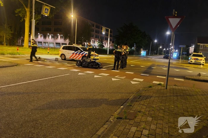 Op de vlucht geslagen scooterrijder gewond