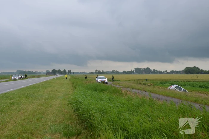 Automobilist belandt in sloot naast provinciale weg