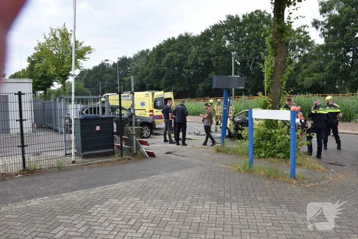 Twee auto's botsen bij uitrit