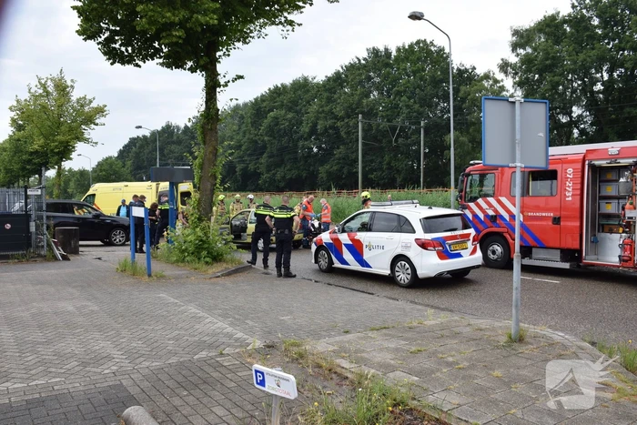 Twee auto's botsen bij uitrit