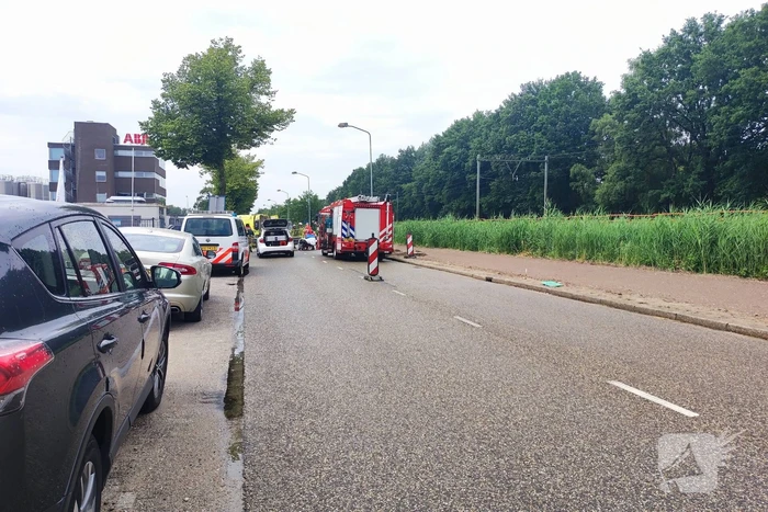 Twee auto's botsen bij uitrit