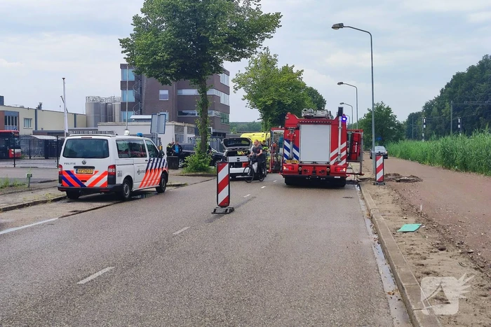 Twee auto's botsen bij uitrit