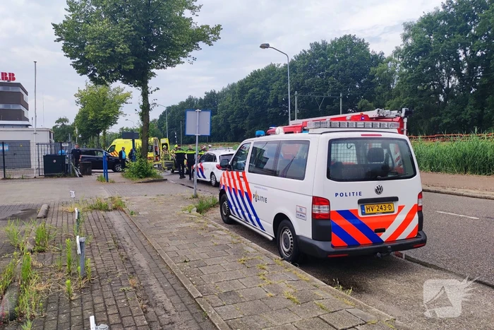 Twee auto's botsen bij uitrit