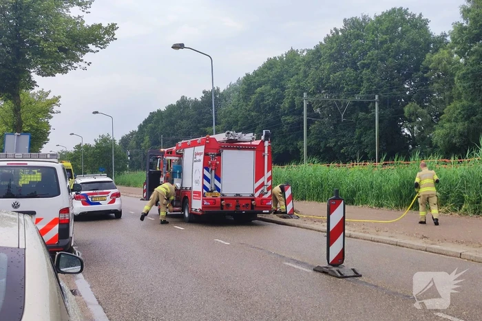 Twee auto's botsen bij uitrit