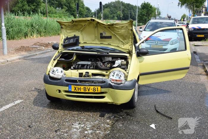 Twee auto's botsen bij uitrit