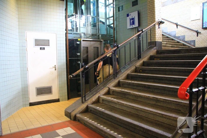Voor de zoveelste keer lift vast op NS-station
