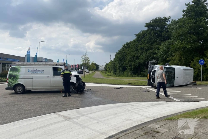 Bestelbus belandt op zijn kant na botsing