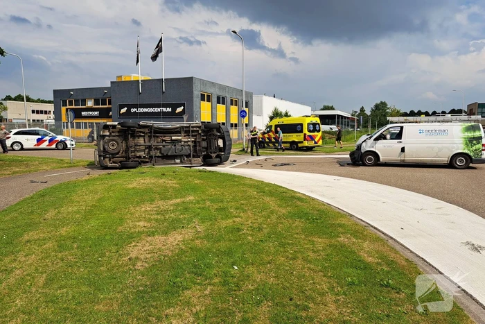 Bestelbus belandt op zijn kant na botsing