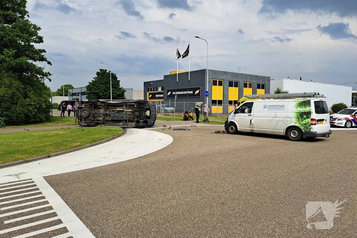 Bestelbus belandt op zijn kant na botsing