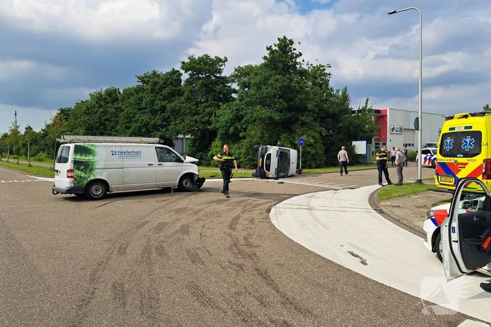 Bestelbus belandt op zijn kant na botsing