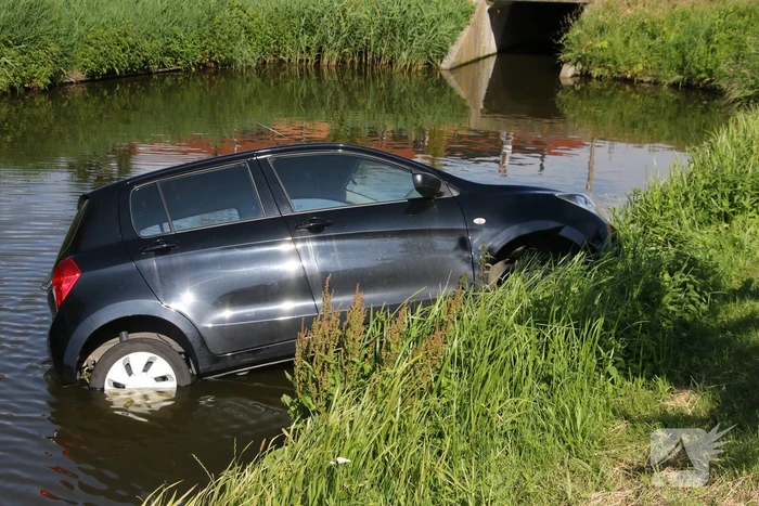 Auto te water na vergeten handrem