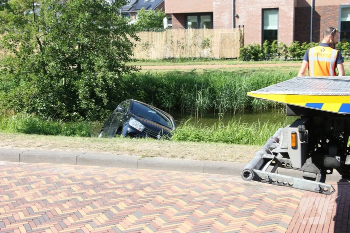 Auto te water na vergeten handrem