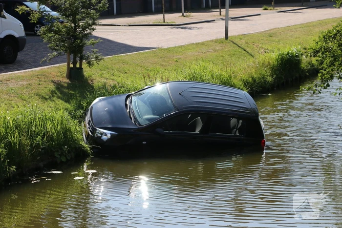Auto te water na vergeten handrem