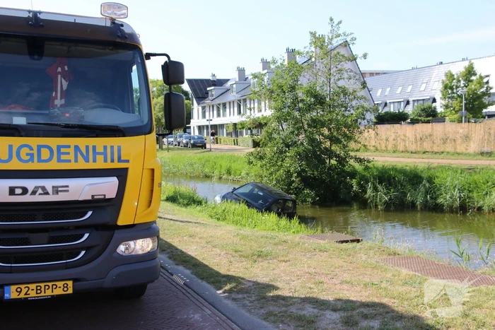 Auto te water na vergeten handrem