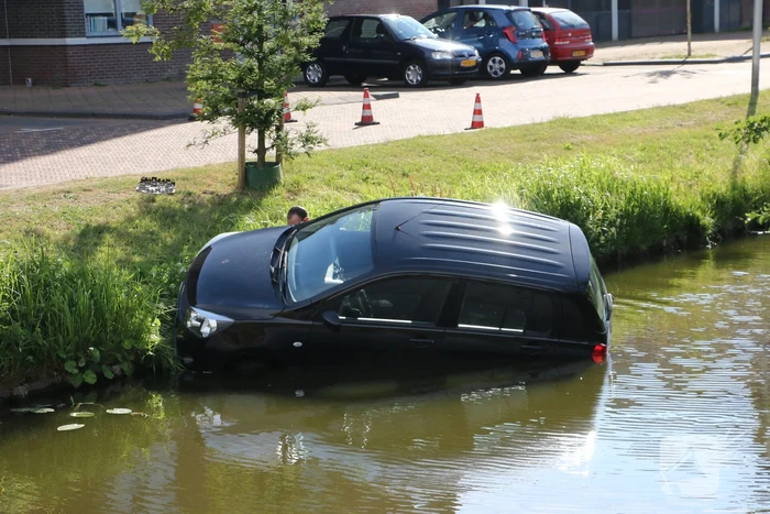 Auto te water na vergeten handrem