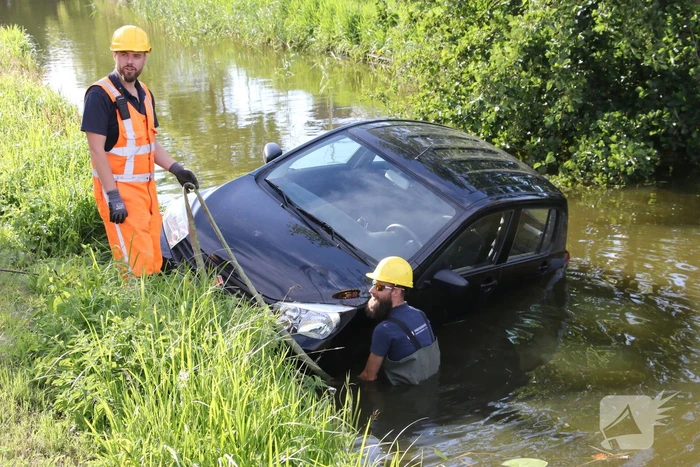 Auto te water na vergeten handrem