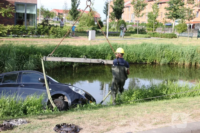 Auto te water na vergeten handrem
