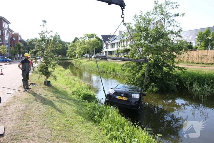 Auto te water na vergeten handrem