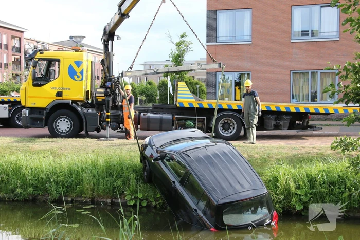 Auto te water na vergeten handrem