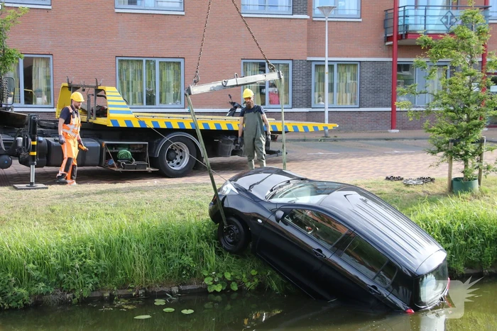 Auto te water na vergeten handrem