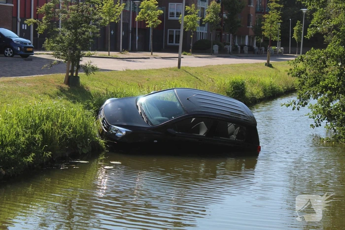 Auto te water na vergeten handrem