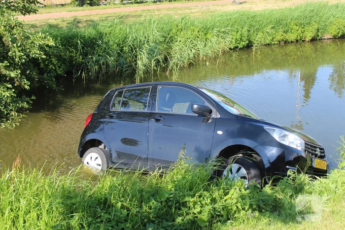 Auto te water na vergeten handrem