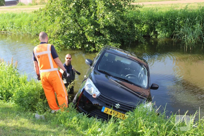 Auto te water na vergeten handrem