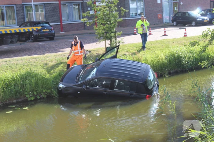 Auto te water na vergeten handrem