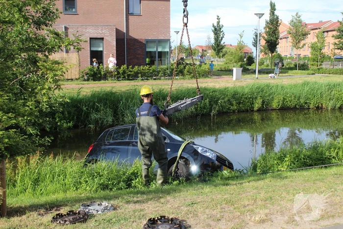 Auto te water na vergeten handrem