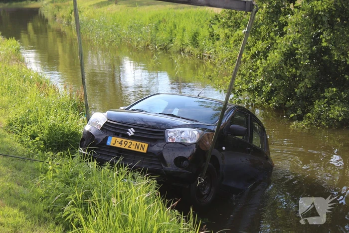 Auto te water na vergeten handrem